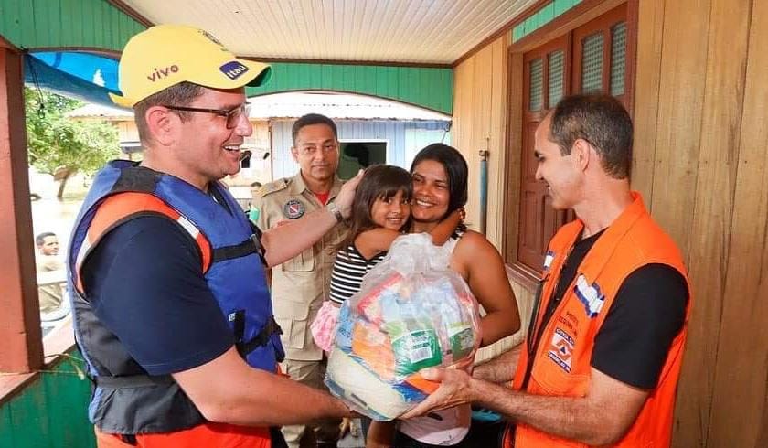 Em Cruzeiro do Sul, Gladson entrega cestas básicas e kits de higiene a atingidos pela cheia do rio Juruá